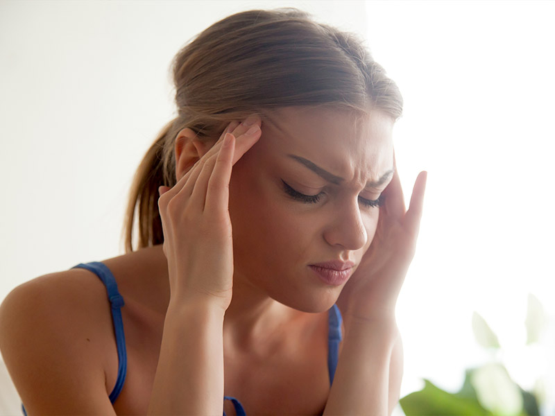 Causas de dores de cabeça explicadas pela neurologista Dra. Amanda Bispo em Rio Verde