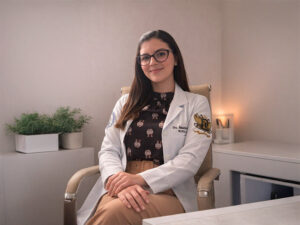 Médica neurologista em Rio Verde – Dra. Amanda Bispo realizando avaliação neurológica com atenção e segurança.