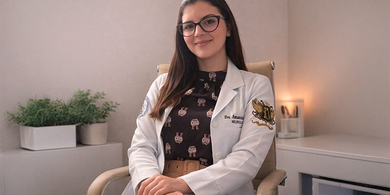 Médica neurologista em Rio Verde – Dra. Amanda Bispo realizando avaliação neurológica com atenção e segurança.